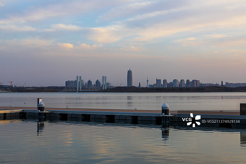 河南省郑州市北龙湖金融岛黄昏户外风光图片素材