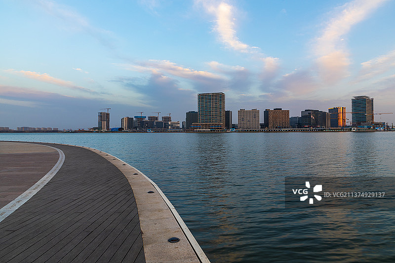 河南省郑州市北龙湖金融岛黄昏户外风光图片素材