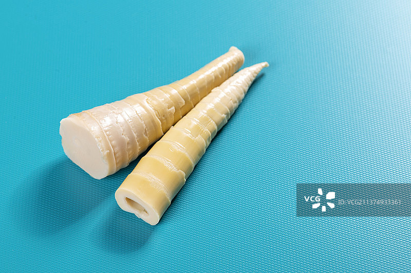 一盘鲜笋摆放在桌面上特写图片素材