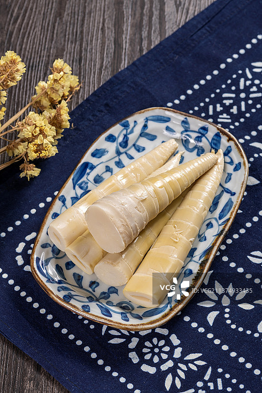 一盘鲜笋摆放在桌面上特写图片素材