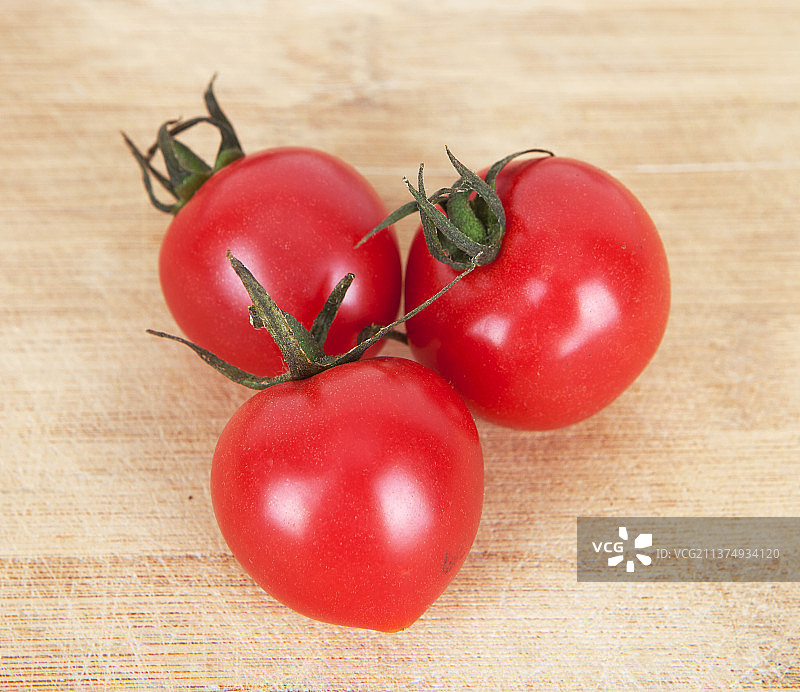 三个小西红柿图片素材