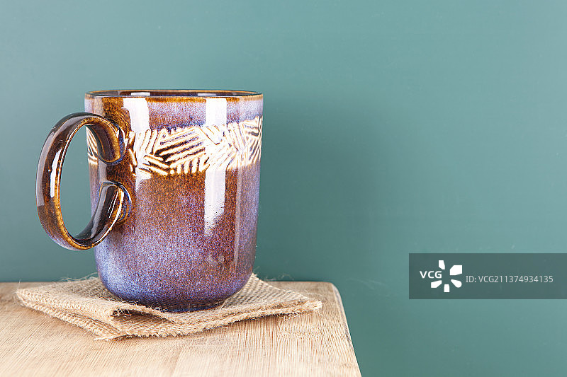 黑板前的一个杯子图片素材