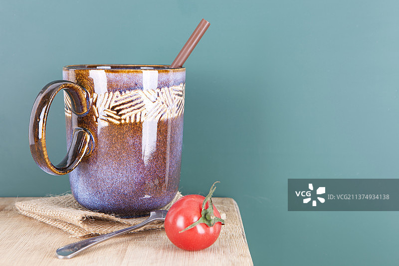 一杯饮品和西红柿图片素材