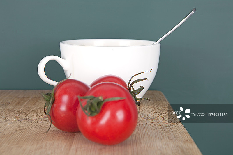 一杯咖啡和几个小西红柿图片素材