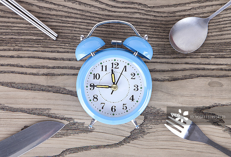 红色闹钟和各种餐具图片素材