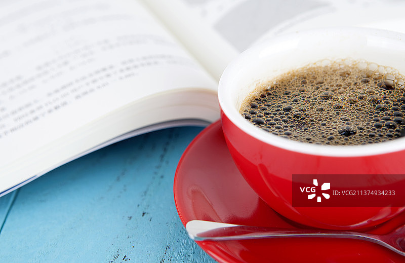 咖啡和翻开的书籍图片素材
