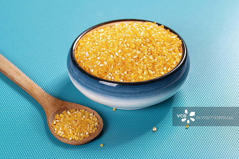 粗粮杂粮一盘玉米渣特写图片素材