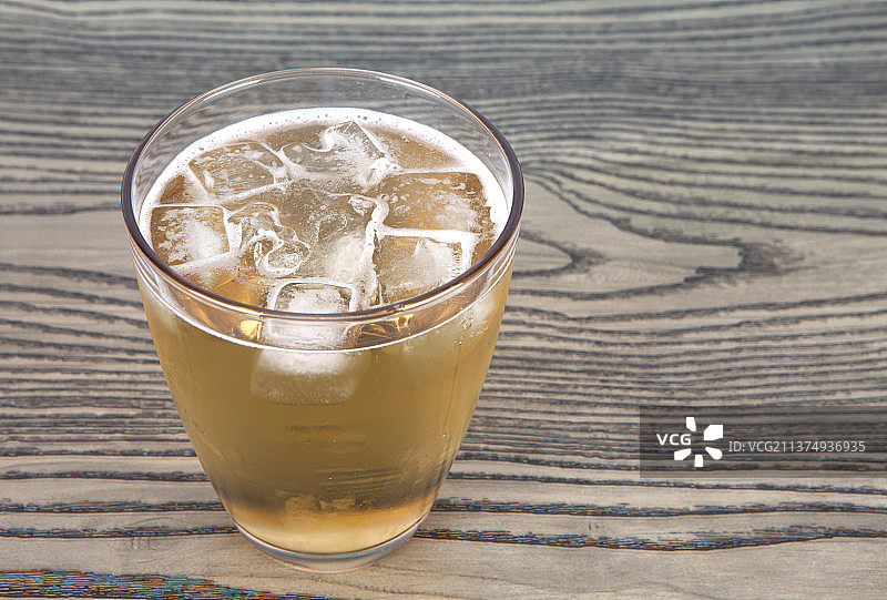 桌子上的一杯冰镇啤酒图片素材