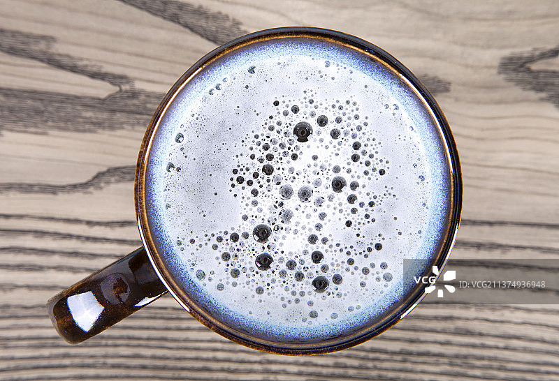 一杯带沫的啤酒图片素材