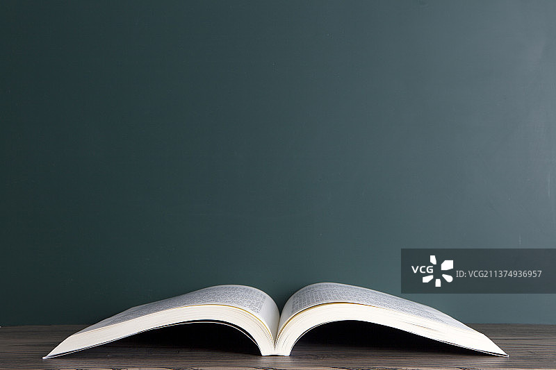 翻开的书本图片素材