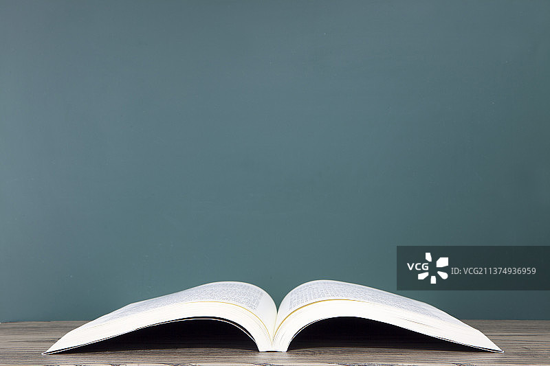 黑板前翻开的书本图片素材