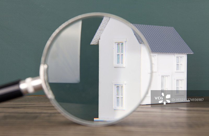放大镜下的房子图片素材