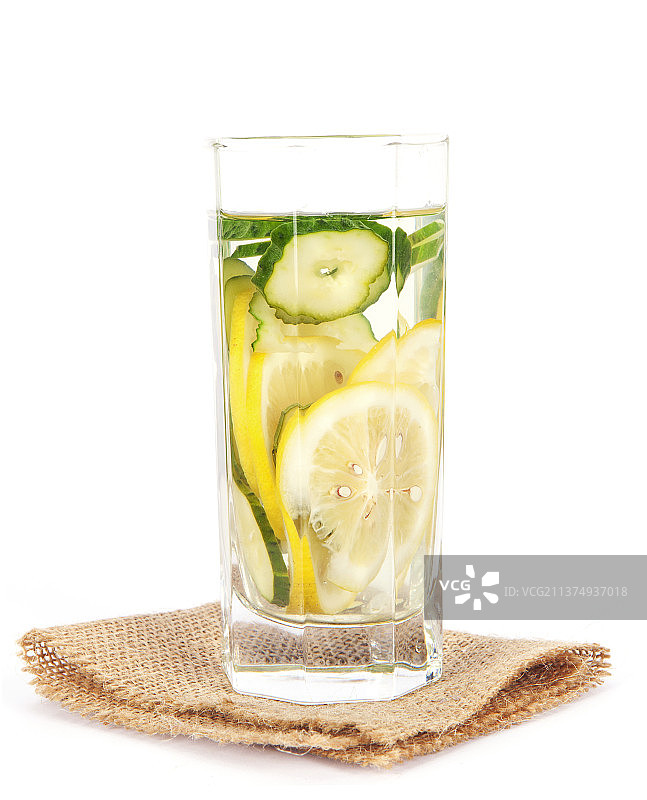 一杯柠檬黄瓜水图片素材