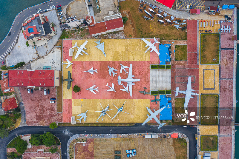 航拍青岛海军博物馆陈列的战斗机图片素材