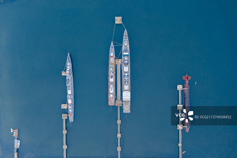 航拍青岛海军博物馆陈列的潜水艇和军舰图片素材