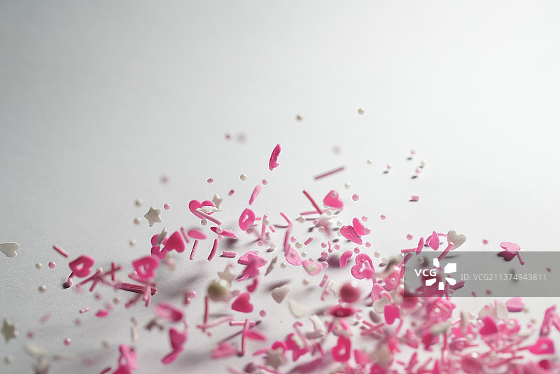 粉色系各类糖果掉落在白色背景上棚拍创意图图片素材