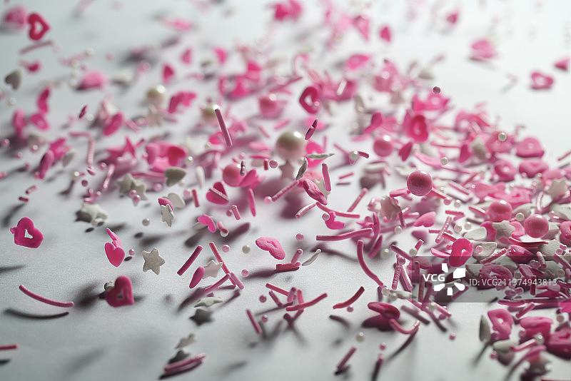 粉色系各类糖果掉落在白色背景上棚拍创意图图片素材
