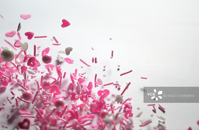 粉色系各类糖果掉落在白色背景上棚拍创意图图片素材