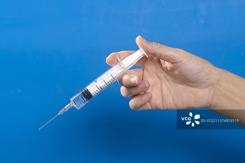女护士手持注射器注射接种疫苗特写图片素材