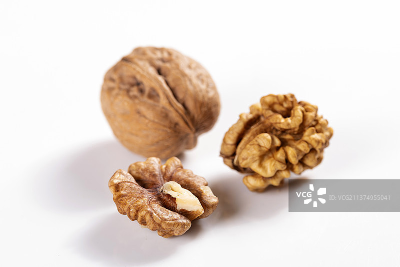一盘核桃仁与核桃特写图片素材