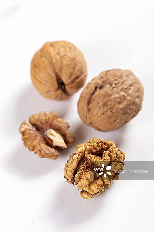 一盘核桃仁与核桃特写图片素材