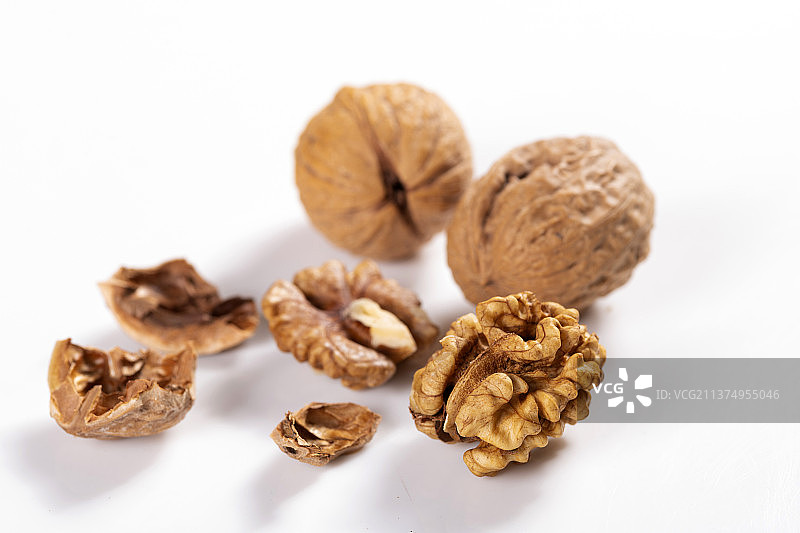 一盘核桃仁与核桃特写图片素材