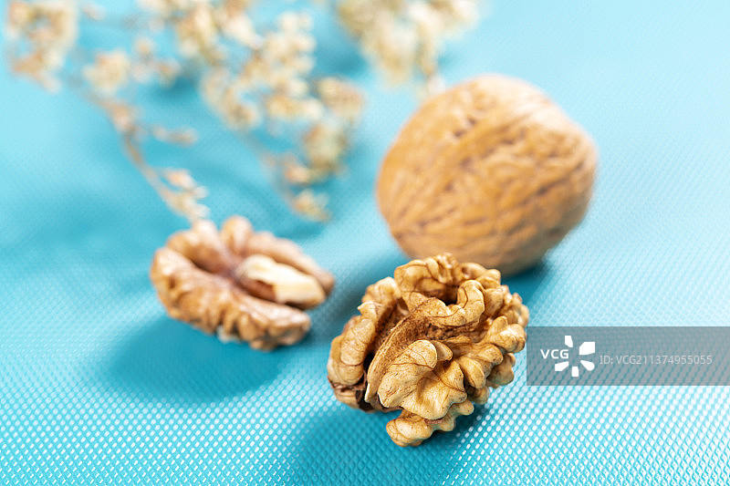 一盘核桃仁与核桃特写图片素材