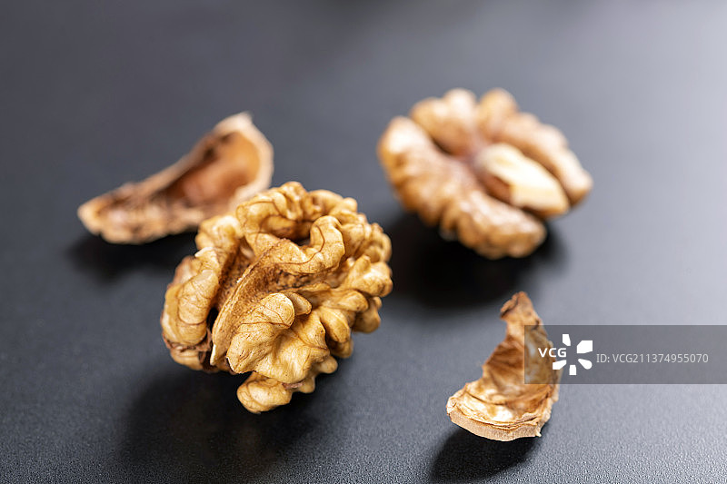 一盘核桃仁与核桃特写图片素材