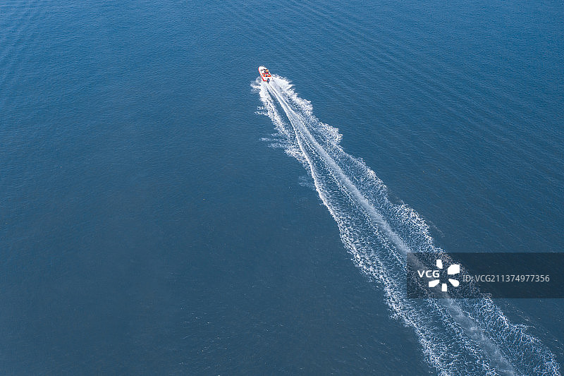 航拍海洋中一艘快速行驶的快艇图片素材