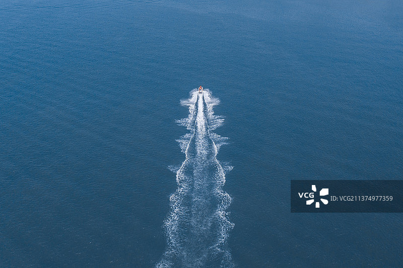 航拍海洋中一艘快速行驶的快艇图片素材