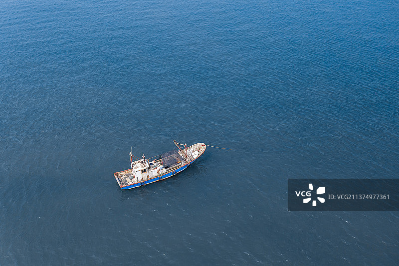 航拍海洋中的一艘渔船图片素材