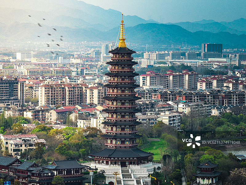 春天夕阳照射下的金华万佛塔航拍图片素材