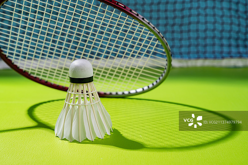 羽毛球拍和羽毛球球网图片素材