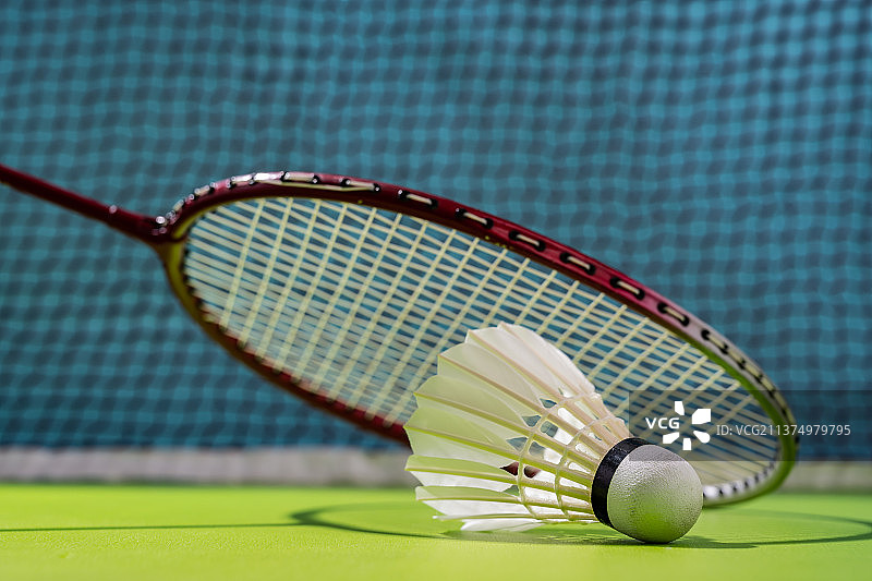 羽毛球拍和羽毛球球网图片素材