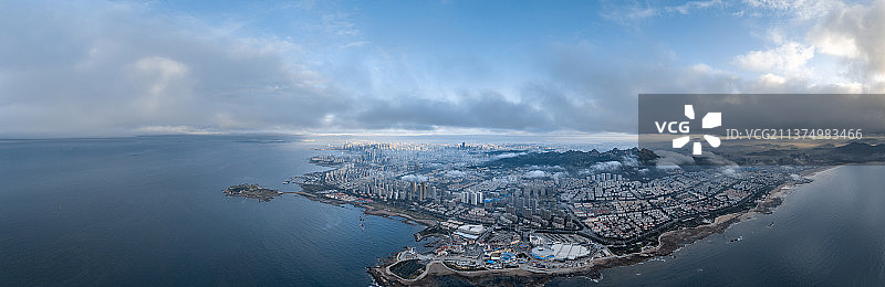 航拍青岛城市平流雾全景图片素材