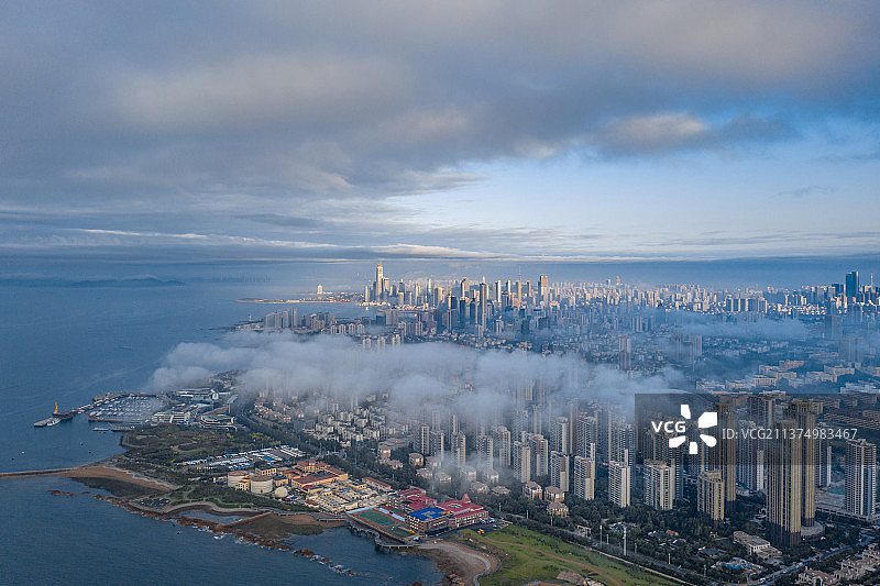 航拍青岛城市平流雾全景图片素材