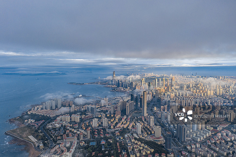 航拍青岛城市平流雾全景图片素材