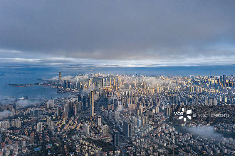 航拍青岛城市平流雾全景图片素材