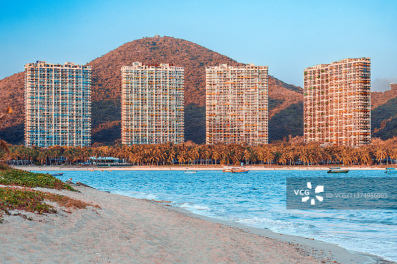 三亚度假旅游，三亚小东海，碧海蓝天白云，海边礁石图片素材