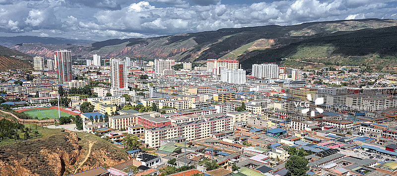 城镇的航拍视角，青海共和县的建筑风光图片素材