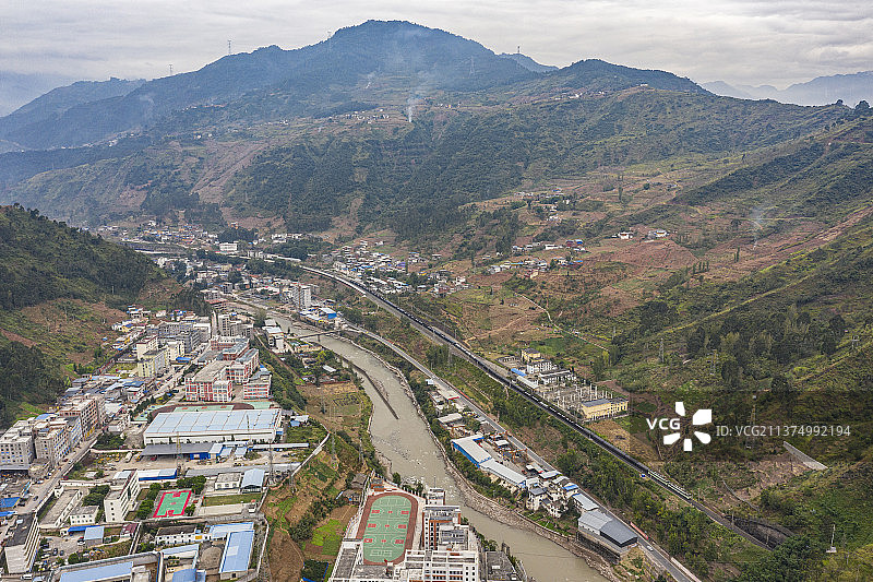 双机SS3牵引货运列车通过成昆线甘洛站图片素材