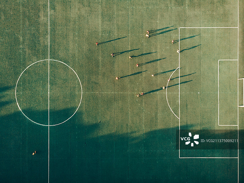 航拍足球场与人的影子图片素材