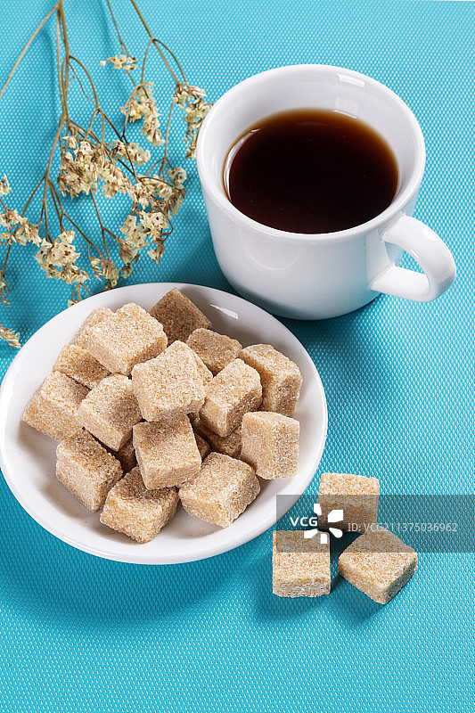 一盘方糖与咖啡摆放在桌面上特写图片素材