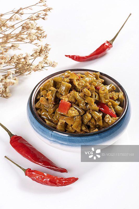 一盘泡椒豇豆与干辣椒特写图片素材