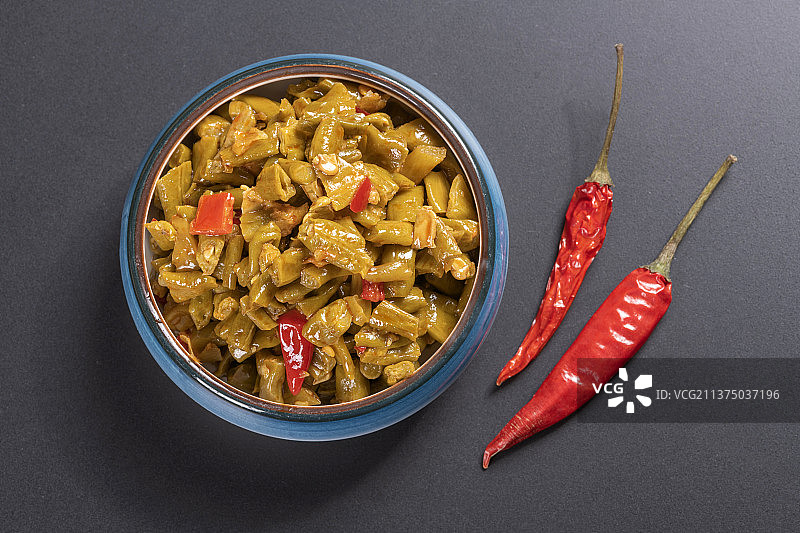 一盘泡椒豇豆与干辣椒特写图片素材