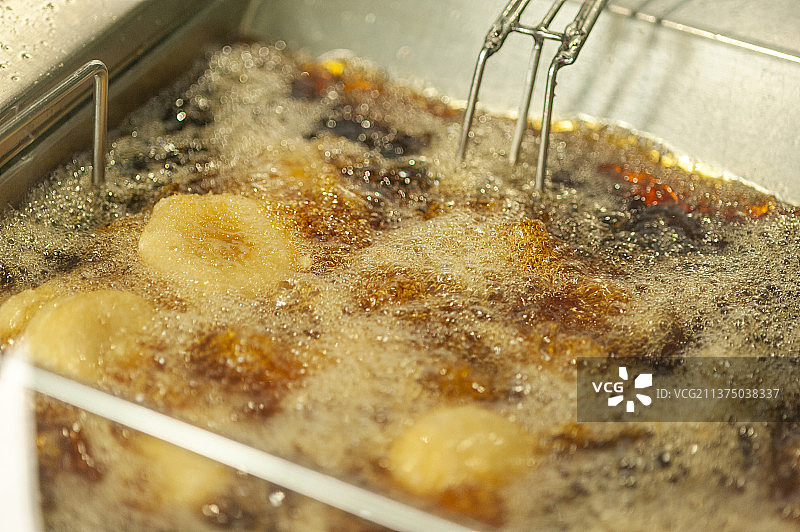 正在油炸炸制的天津小吃炸糕特写图片素材