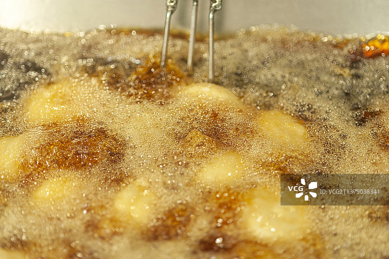 正在油炸炸制的天津小吃炸糕特写图片素材