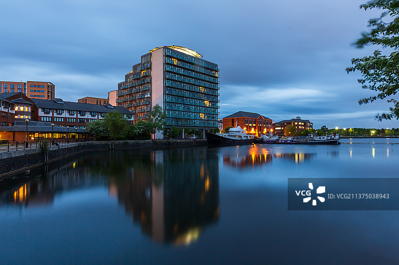 泰晤士河边的酒店图片素材