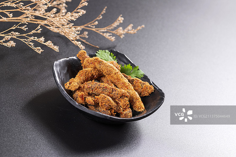 一盘麻辣牛肉干及调料摆放在桌面上特写图片素材