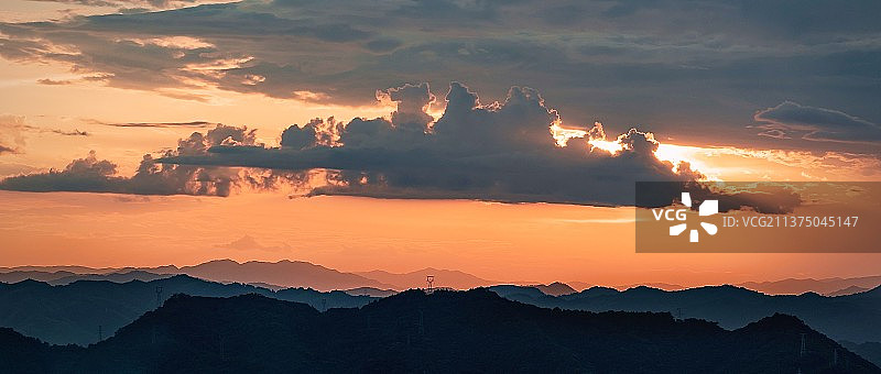夕阳西下山峦倒影风景图片素材